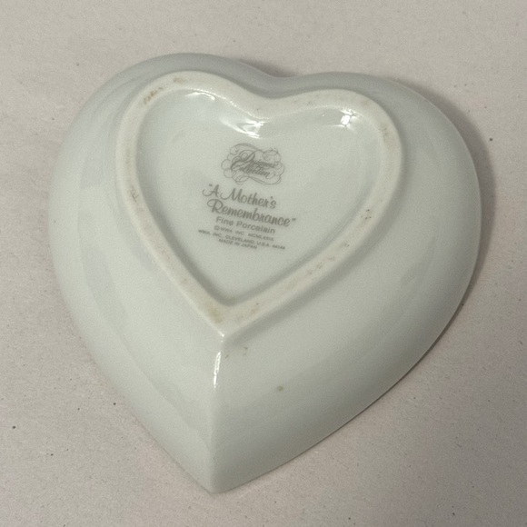Holly Hobbie Porcelain Heart Trinket Box- size 4”x4”x2” - Picture 5 of 9